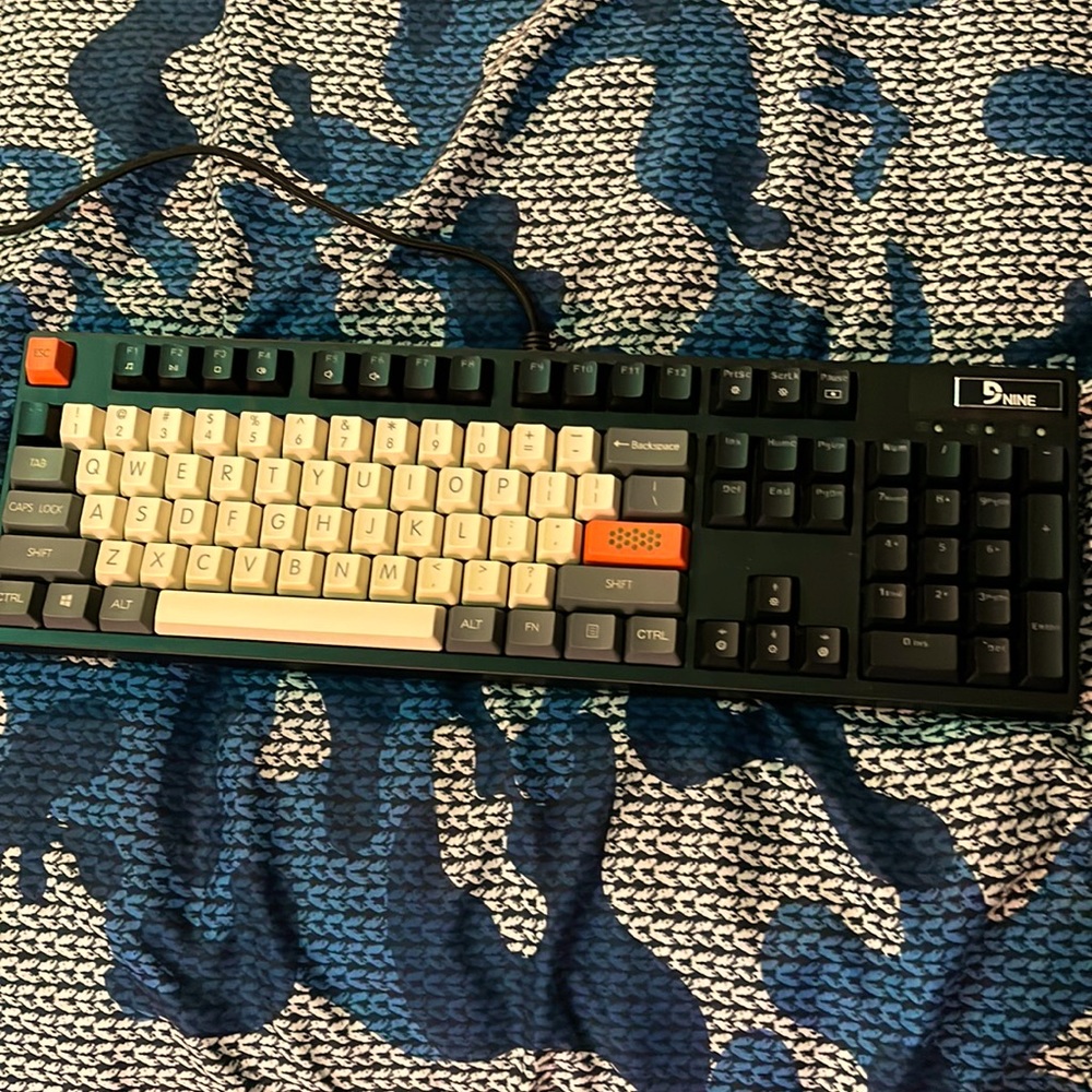 9nine 100% gaming mechanical keyboard with brown switches